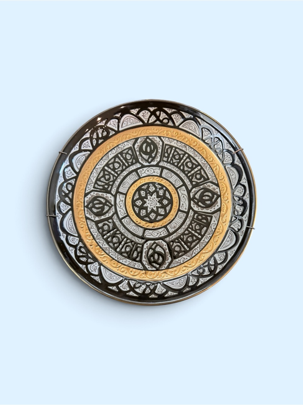 Eclectique Kai Kai Mino-Yaki decorative plate with Gold and Black relief.